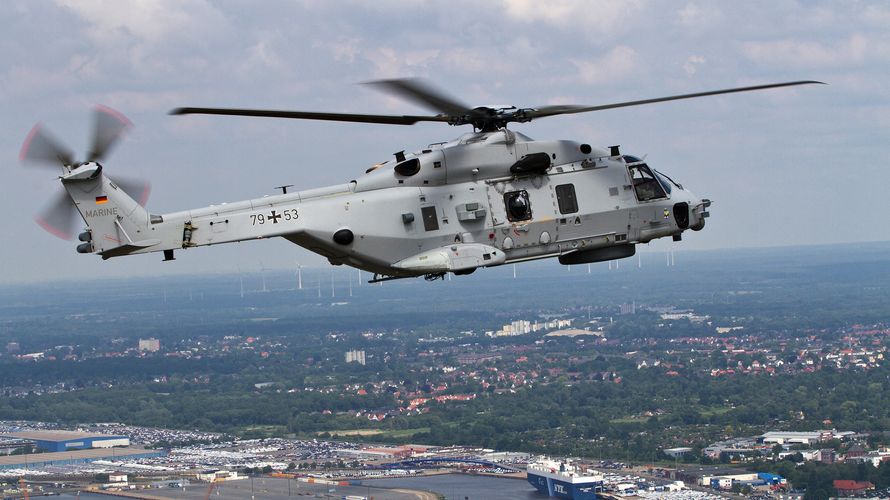 Der neue Mehrzweckhubschrauber NH-90 NTH Sea Lion vom Marinefliegergeschwader 5 bei einem Flug entlang der Nordseeküste. Foto: Bundeswehr/Maylin Wied