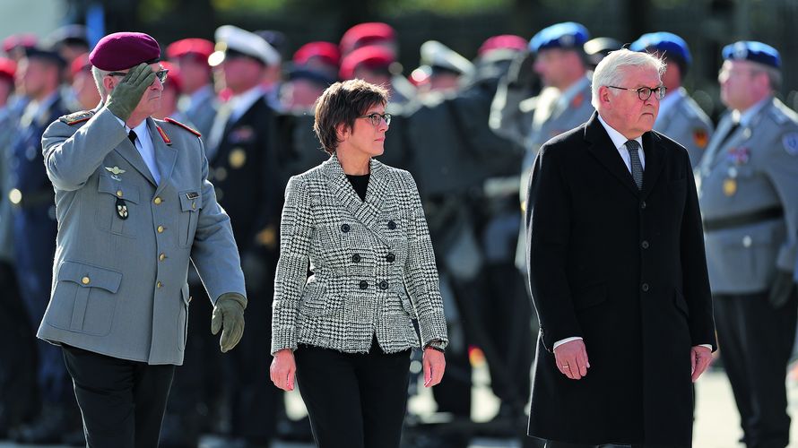 Öffentlichkeit, Bundeswehr und sogar die eigene Partei blieben Annegret Kramp-Karrenbauer während ihrer Amtszeit als Verteidigungsministerin gegenüber eher distanziert. Hier ist sie mit Bundespräsident Frank-Walter Steinmeier (r.) und Generalinspekteur Eberhard Zorn beim Zentralen Abschlusappell zur Würdigung des Afghanistan-Einsatzes im vergangenen Oktober zu sehen. Foto: Bundeswehr/Sebastian Wilke