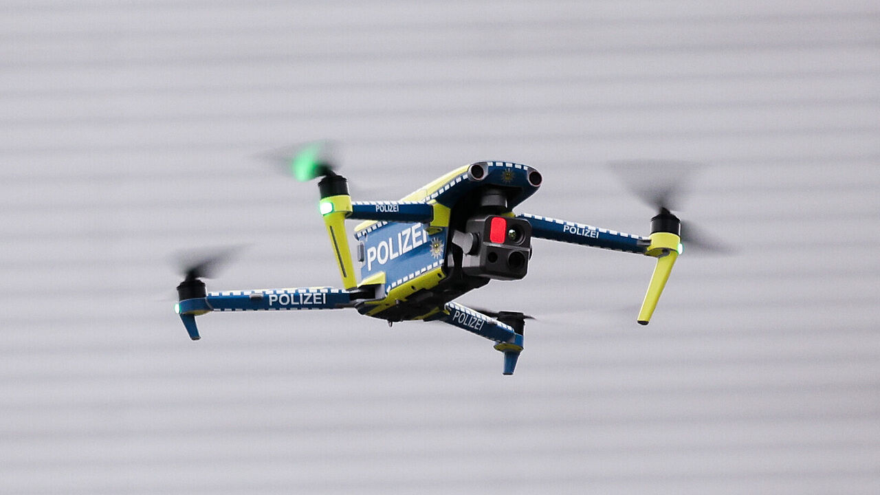 Eine Drohne der Polizei bei einer Übung: Mit zwei Gesetzesvorhaben will die Bundesregierung auf die verschärfte Bedrohungslage durch unbemannte Fluggeräte reagieren. Foto: picture alliance/dpa/Christian Charisius