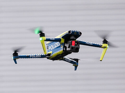 Eine Drohne der Polizei bei einer Übung: Mit zwei Gesetzesvorhaben will die Bundesregierung auf die verschärfte Bedrohungslage durch unbemannte Fluggeräte reagieren. Foto: picture alliance/dpa/Christian Charisius