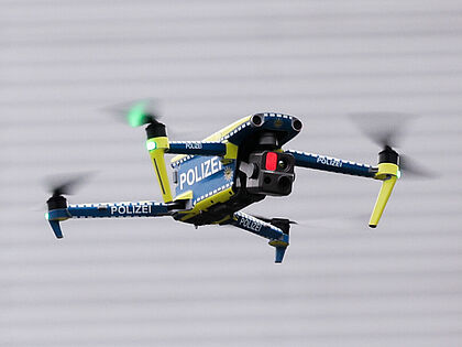 Eine Drohne der Polizei bei einer Übung: Mit zwei Gesetzesvorhaben will die Bundesregierung auf die verschärfte Bedrohungslage durch unbemannte Fluggeräte reagieren. Foto: picture alliance/dpa/Christian Charisius