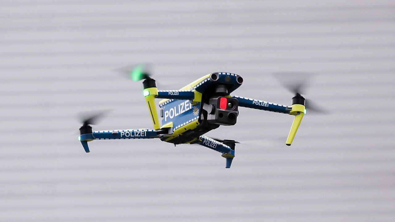Eine Drohne der Polizei bei einer Übung: Mit zwei Gesetzesvorhaben will die Bundesregierung auf die verschärfte Bedrohungslage durch unbemannte Fluggeräte reagieren. Foto: picture alliance/dpa/Christian Charisius