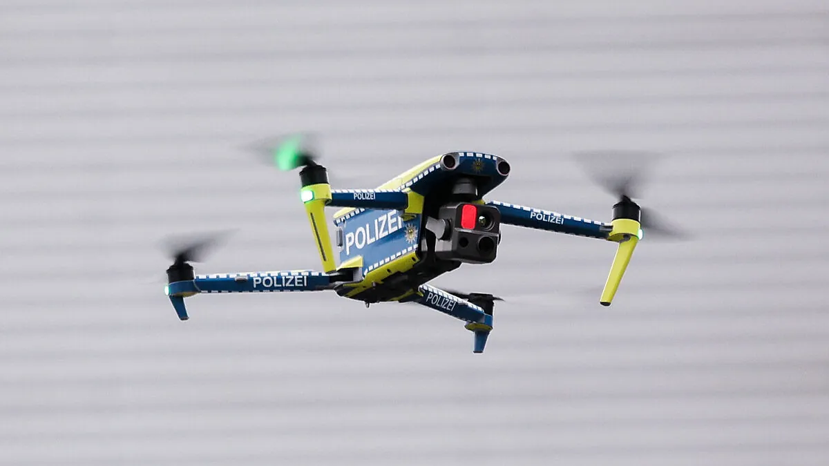 Eine Drohne der Polizei bei einer Übung: Mit zwei Gesetzesvorhaben will die Bundesregierung auf die verschärfte Bedrohungslage durch unbemannte Fluggeräte reagieren. Foto: picture alliance/dpa/Christian Charisius