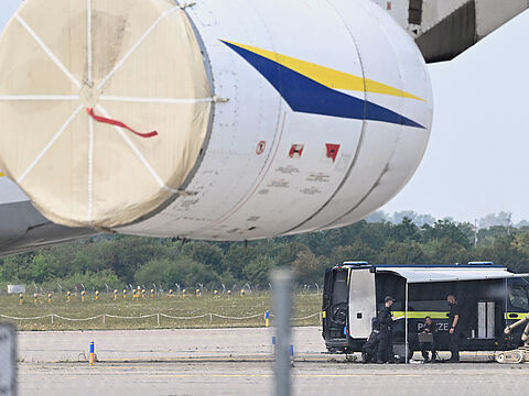 Kriminaltechniker der Polizei bereiten den Einsatz eines Sprengroboters in der Nähe eines ukrainischen Flugzeugs auf dem Flughafen Leipzig/Halle vor. Die sächsische Polizei hatte die Ermittlungen zum Drohnen-Vorfall Anfang August am Flughafen Leipzig/Halle übernommen.