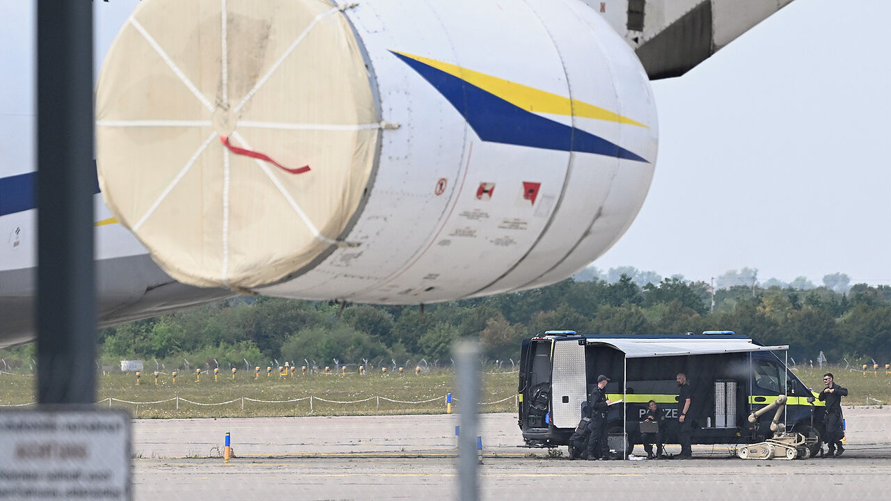 Kriminaltechniker der Polizei bereiten den Einsatz eines Sprengroboters in der Nähe eines ukrainischen Flugzeugs auf dem Flughafen Leipzig/Halle vor. Die sächsische Polizei hatte die Ermittlungen zum Drohnen-Vorfall Anfang August am Flughafen Leipzig/Halle übernommen.