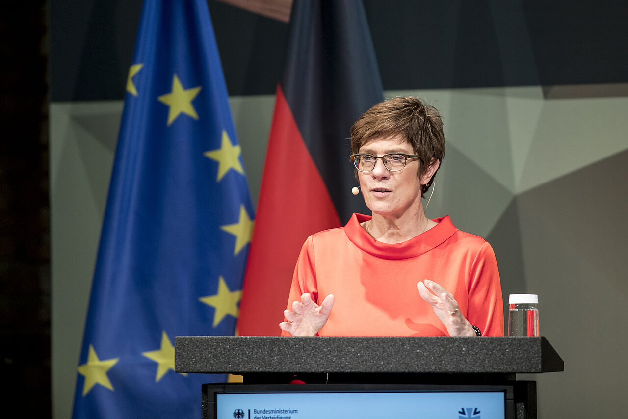 Verteifdigungsministerin Annegret-Kramp-Karrenbauer hat jetzt den Preis "Bundeswehr und Gesellschaft" verliehen Foto: DBwV/Kraatz