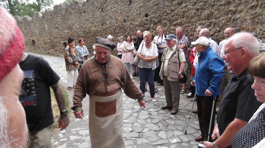 „Knecht Hans“ führt durch die Burg Foto: DBwV/Ulrich