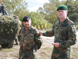 Mitgliederehrung auf dem Übungsplatz Bergen:  Bundesvorsitzender André Wüstner (r.) würdigte die 25-jährige Mitgliedschaft von Oberstabsfeldwebel Frank Düster. Foto: Oberstabsgefreiter Wassilij Klug