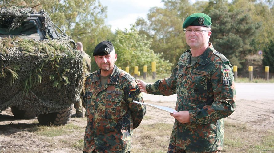 Mitgliederehrung auf dem Übungsplatz Bergen:  Bundesvorsitzender André Wüstner (r.) würdigte die 25-jährige Mitgliedschaft von Oberstabsfeldwebel Frank Düster. Foto: Oberstabsgefreiter Wassilij Klug