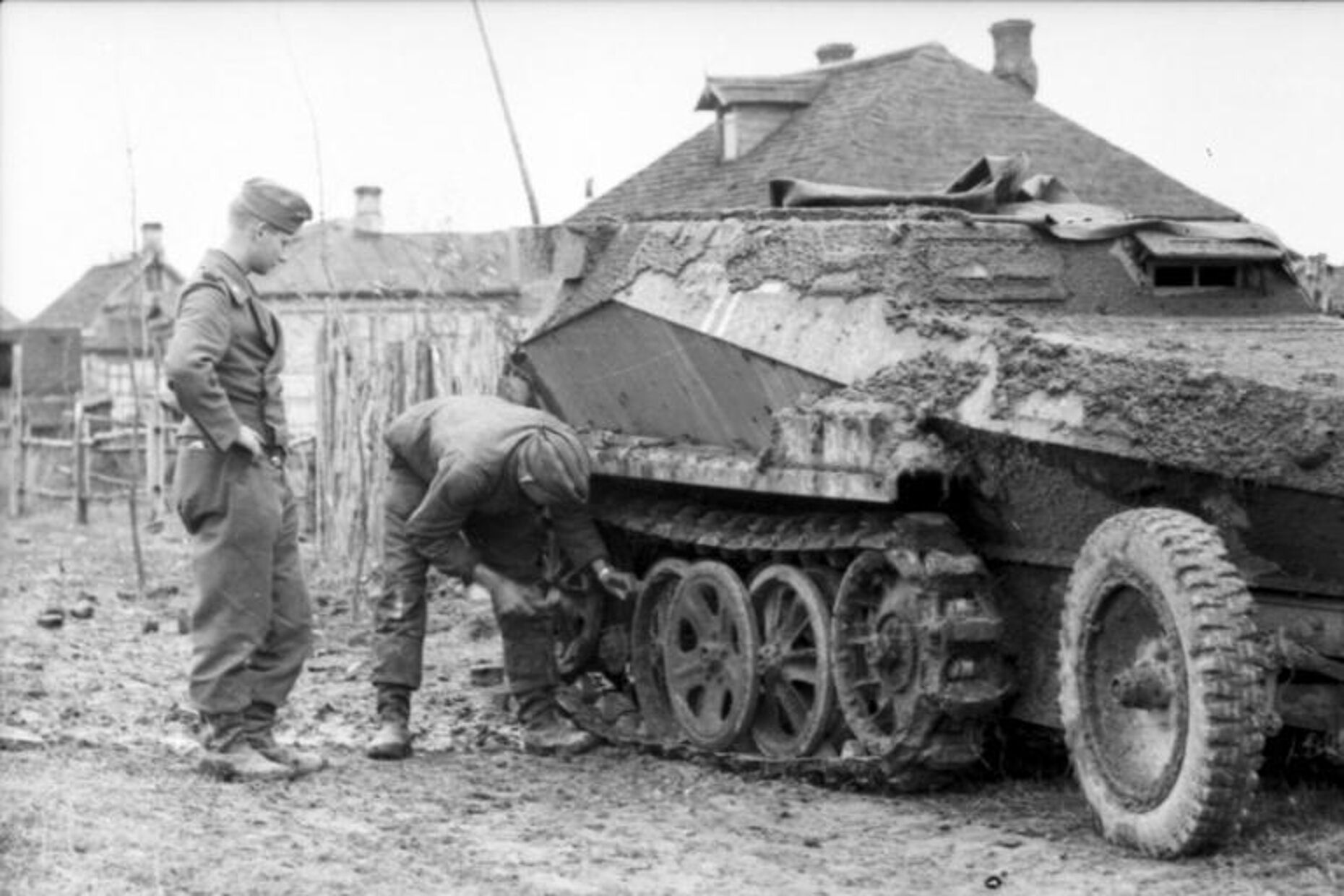 Im Herbst 1941 erschwerten die völlig verschlammten Wege den deutschen Vormarsch in Russland. Foto: Bundesarchiv/Wikipedia