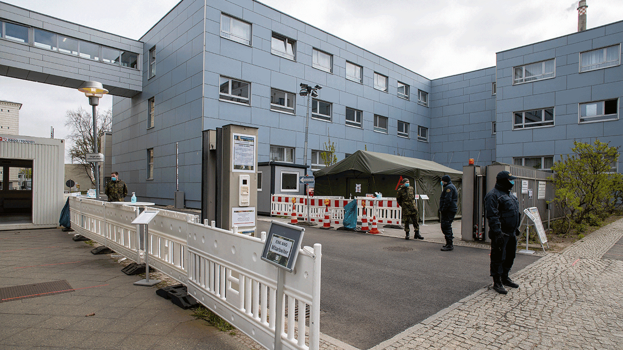 In der aktuellen Corona-Lage ist der Zugang zum Berliner Bundeswehrkrankenhaus streng geregelt. Foto: DBwV/Yann Bombeke