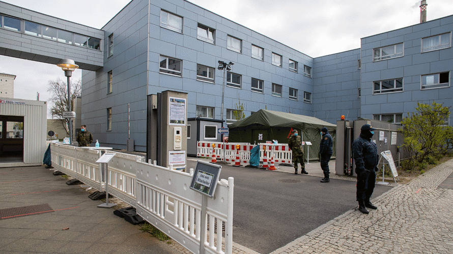 In der aktuellen Corona-Lage ist der Zugang zum Berliner Bundeswehrkrankenhaus streng geregelt. Foto: DBwV/Yann Bombeke