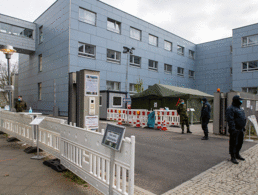 In der aktuellen Corona-Lage ist der Zugang zum Berliner Bundeswehrkrankenhaus streng geregelt. Foto: DBwV/Yann Bombeke