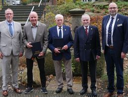 Am Rande der Veranstaltung erhielten mehrere Mitglieder ihre Urkunden durch den Vorsitzenden ERH im Landesvorstand Nord, Michael Scholz (r.), und dessen Stellvertreter Hannes Dreier (l.). Foto: LV Nord
