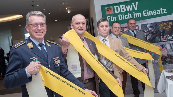 Auf der Hauptversammlung in Berlin: Der stellvertretende Bundesvorsitzende, Hauptmann Andreas Steinmetz, mit den stellvertretenden Landesvorsitzenden Oberstabsfeldwebel a.D. Thomas Bielenberg (LV Ost), Kapitänleutnant a.D. Peter Braunshausen (LV Nord), Ob