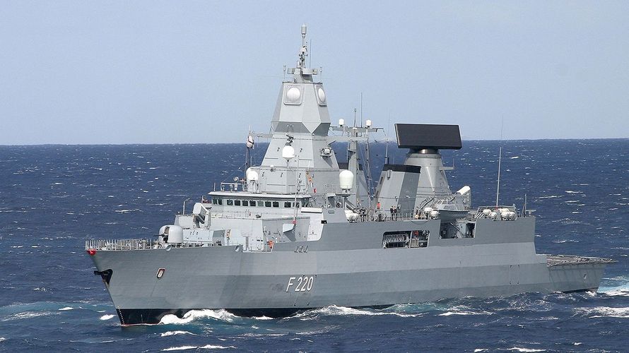 Die Fregatte "Hamburg" wird mit rund 250 Soldatinnen und Soldaten zur Überwachung des UN-Waffenembargos gegen Libyen ins Mittelmeer entsendet. Foto: Bundeswehr/Winges