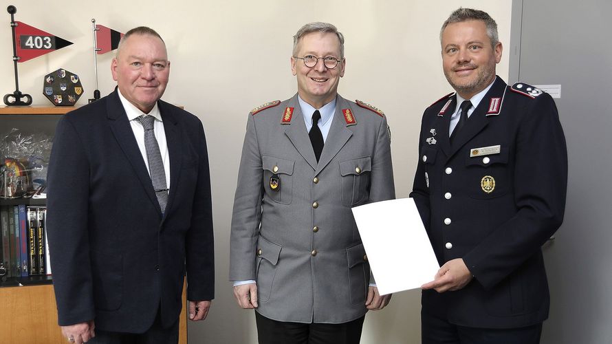 (v.l.n.r.): Hptm a.D. Köpsel, GenLt von Heimendahl und OTL i.G. Dr. Buch. Foto: BMVg/Grauwinkel