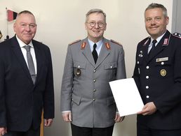 (v.l.n.r.): Hptm a.D. Köpsel, GenLt von Heimendahl und OTL i.G. Dr. Buch. Foto: BMVg/Grauwinkel