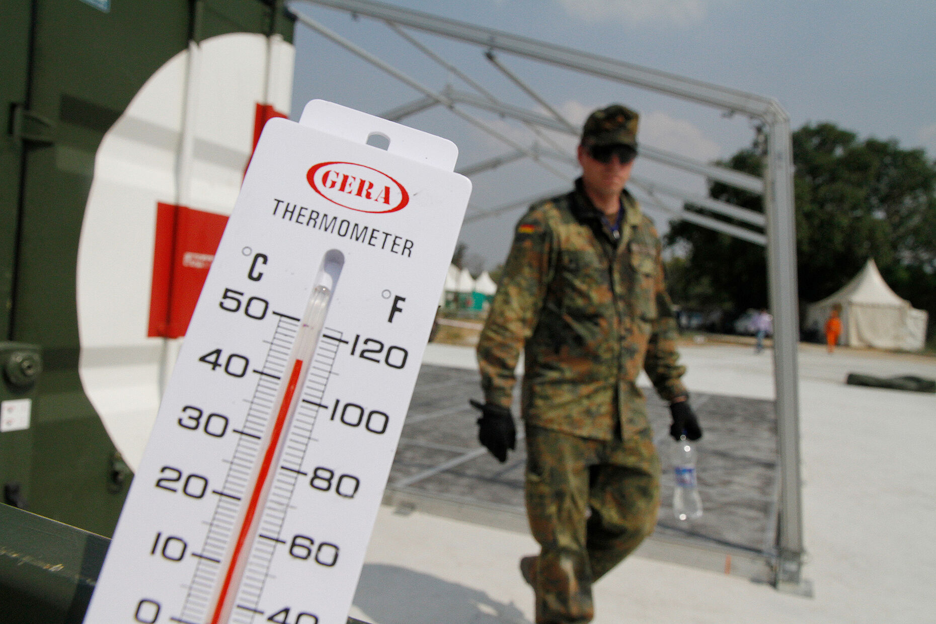 Die Arbeit unter freiem Himmel stellt eine starke Belastung durch die Sonneneinstrahlung dar und kann zu Flüssigkeitsverlust von mehreren Litern pro Tag führen. Foto: Bundeswehr/Claas Gärtner