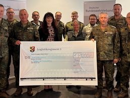 Mehr als 2700 Euro an Spendengeldern konnte die StOKa Burg/Magdeburg beim diesjährigen Tag der offenen Tür einnehmen, die jetzt an das Kinderhospiz Magdeburg sowie die Soldaten und Veteranen Stiftung des DBwV übergeben wurden. Foto: Logistikregiment 1