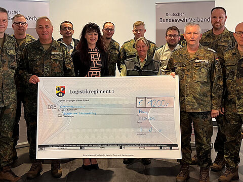 Mehr als 2700 Euro an Spendengeldern konnte die StOKa Burg/Magdeburg beim diesjährigen Tag der offenen Tür einnehmen, die jetzt an das Kinderhospiz Magdeburg sowie die Soldaten und Veteranen Stiftung des DBwV übergeben wurden. Foto: Logistikregiment 1