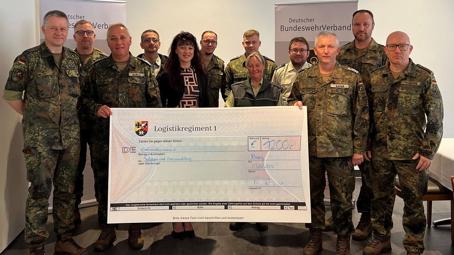 Mehr als 2700 Euro an Spendengeldern konnte die StOKa Burg/Magdeburg beim diesjährigen Tag der offenen Tür einnehmen, die jetzt an das Kinderhospiz Magdeburg sowie die Soldaten und Veteranen Stiftung des DBwV übergeben wurden. Foto: Logistikregiment 1