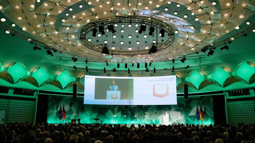 Im "Berlin Congress Center" am Alexanderplatz in Berlin wurden die Preisträger des Wettbewerbs "Bundeswehr und Gesellschaft" geehrt. Foto: DBwV/Scheurer