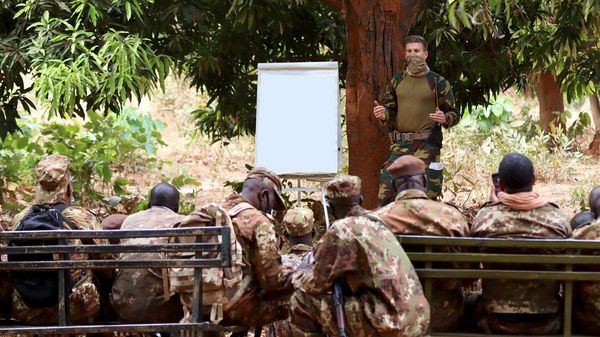 Trotz viel Theorie-Stunden entschieden sich die EUTM-Trainer für eine Ausbildung draußen im „Grünen Hörsaal“. Das verhindert zum einen Corona-Infektionen, zum anderen können Taktik und Einweisungen direkt am Sandkastenmodell vor Ort erfolgen. Foto: Bundeswehr/Patrick Enssle