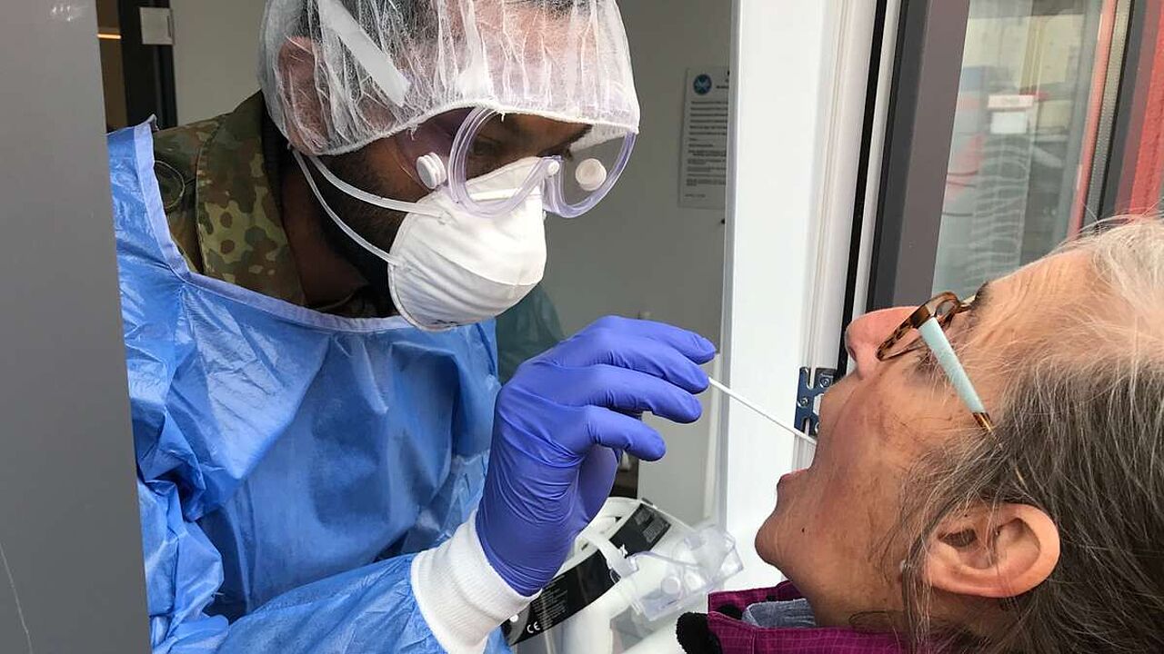 Von der Durchführung von Schnelltests bis zur Unterstützung in Gesundheitsämtern ist die Bundeswehr nach wie vor im Einsatz gegen die Ausbreitung des Corona-Virus. Foto: PIZ Personal