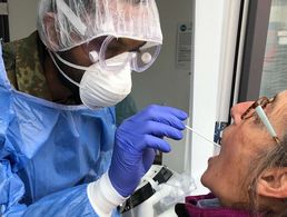 Von der Durchführung von Schnelltests bis zur Unterstützung in Gesundheitsämtern ist die Bundeswehr nach wie vor im Einsatz gegen die Ausbreitung des Corona-Virus. Foto: PIZ Personal