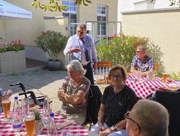 Beim Neustart der Kameradschaftsarbeit mit Grillfest als Gast dabei war Bezirksvorsitzender Stabsfeldwebel a.D. Franz Jung (stehend). Foto: sKERH Augsburg
