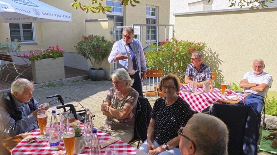 Beim Neustart der Kameradschaftsarbeit mit Grillfest als Gast dabei war Bezirksvorsitzender Stabsfeldwebel a.D. Franz Jung (stehend). Foto: sKERH Augsburg