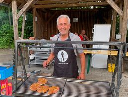 Der Organisator Stabsfeldwebel a.D. Yervant Sarioglu erweist sich als ausgewiesener Meister am Grill beim Fest der Kameradschaft ERH Augsburg in der Lechfeldkaserne. Fotos: sKERH Augsburg