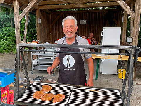 Der Organisator Stabsfeldwebel a.D. Yervant Sarioglu erweist sich als ausgewiesener Meister am Grill beim Fest der Kameradschaft ERH Augsburg in der Lechfeldkaserne. Fotos: sKERH Augsburg