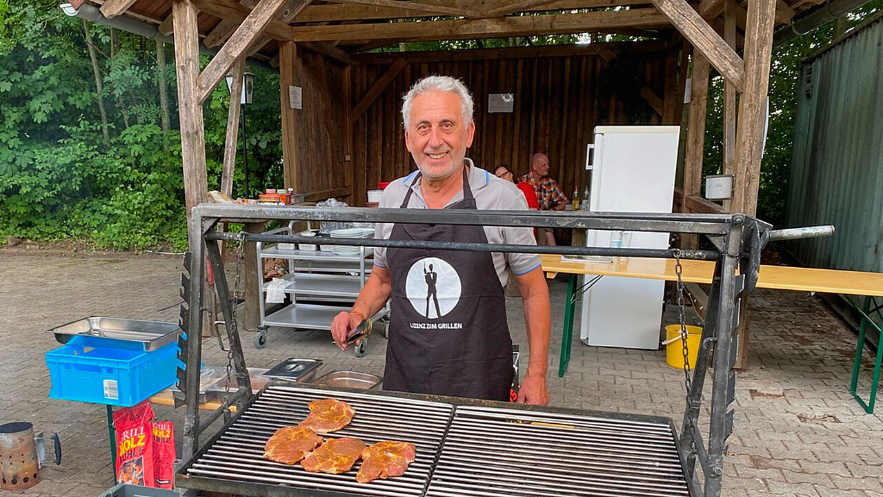 Der Organisator Stabsfeldwebel a.D. Yervant Sarioglu erweist sich als ausgewiesener Meister am Grill beim Fest der Kameradschaft ERH Augsburg in der Lechfeldkaserne. Fotos: sKERH Augsburg