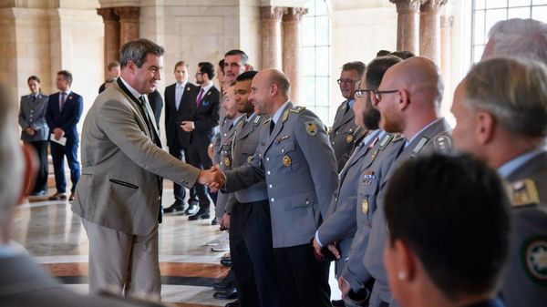 Ministerpräsident Markus Söder begrüßt Bundeswehrangehörige im Kuppelsaal der Staatskanzlei. Foto: Bayerische Staatskanzlei