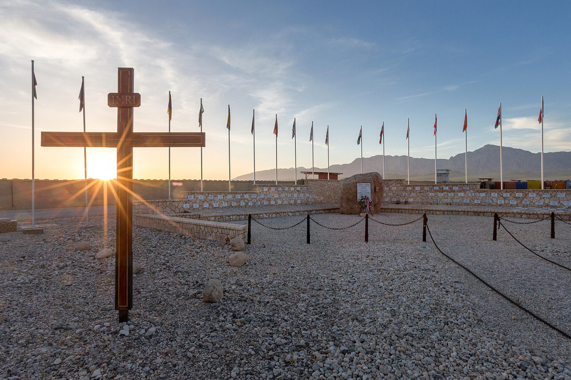 Der Ehrenhain der Bundeswehr im Camp Marmal in Mazar-e Sharif/Afghanistan. Erst Ende Mai 2021 wurde der große Gedenkstein zur Gedenkstätte Wald der Erinnerung in Schwielowsee transportiert. Foto: Bundeswehr/Tom Twardy