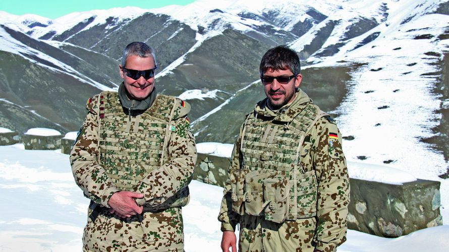 Mit Oberst Peter Utsch, damals Kommandeur des Provincial Reconstruction Teams Feyzabad, war Feldwebel Bishan Shayan (r.) von Ende 2011 bis Anfang 2012 im Einsatz. Foto: Bundeswehr