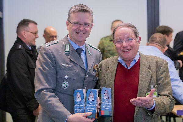 Der Bundesvorsitzende im Gespräch mit dem Vorsitzenden der Kameradschaft ERH Großraum Bonn, Fregattenkapitän a.D. Wolfgang Windolph. Foto: Jan Schlesier