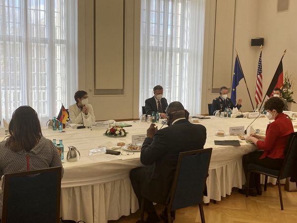 In Berlin sprachen Verteidigungsministerin Annegret Kramp-Karrenbauer und ihr US-Amtskollege Lloyd Austin über die Stationierung von US-Soldaten in Deutschland, über den Afghanistan-Einsatz und über die Lage in der Ost-Ukraine. Foto: Twitter/BMVg