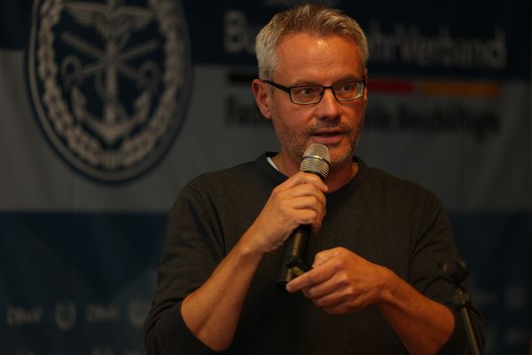 Oberstleutnant i.G. Dr. Detlef Buch war nach Dahlem gekommen, um über den Ablauf einer Tarifverhandlungsrunde zu informieren. Foto: DBwV/Yann Bombeke