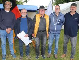 Oberstabsfeldwebel a.D. Peter Lippich, Oberfeldwebel d.R. Gerhard Schuth, Stabsfeldwebel a.D. Robert Schaaf, Oberfeldwebel d.R. Joachim Theis und Bezirksvorsitzender Stabsfeldwebel a.D. Dirk Siebert (v.l.n.r). Foto: w.h.