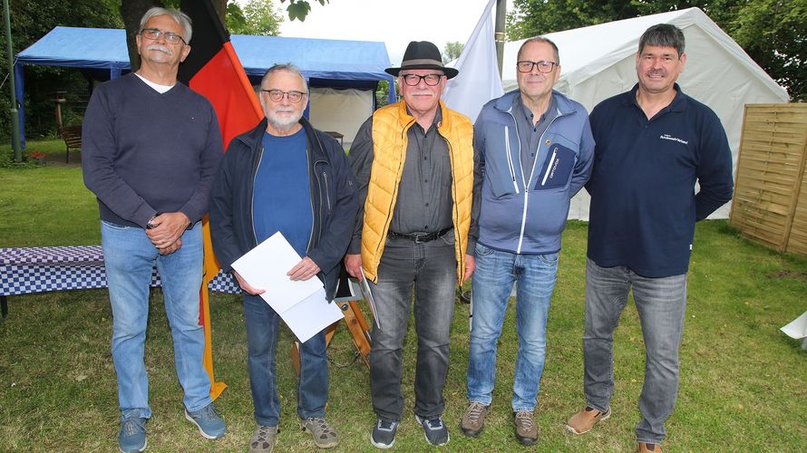 Oberstabsfeldwebel a.D. Peter Lippich, Oberfeldwebel d.R. Gerhard Schuth, Stabsfeldwebel a.D. Robert Schaaf, Oberfeldwebel d.R. Joachim Theis und Bezirksvorsitzender Stabsfeldwebel a.D. Dirk Siebert (v.l.n.r). Foto: w.h.