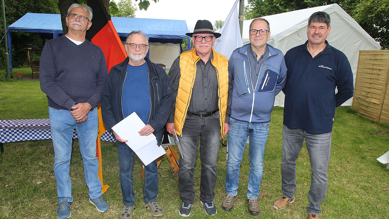 Oberstabsfeldwebel a.D. Peter Lippich, Oberfeldwebel d.R. Gerhard Schuth, Stabsfeldwebel a.D. Robert Schaaf, Oberfeldwebel d.R. Joachim Theis und Bezirksvorsitzender Stabsfeldwebel a.D. Dirk Siebert (v.l.n.r). Foto: w.h.