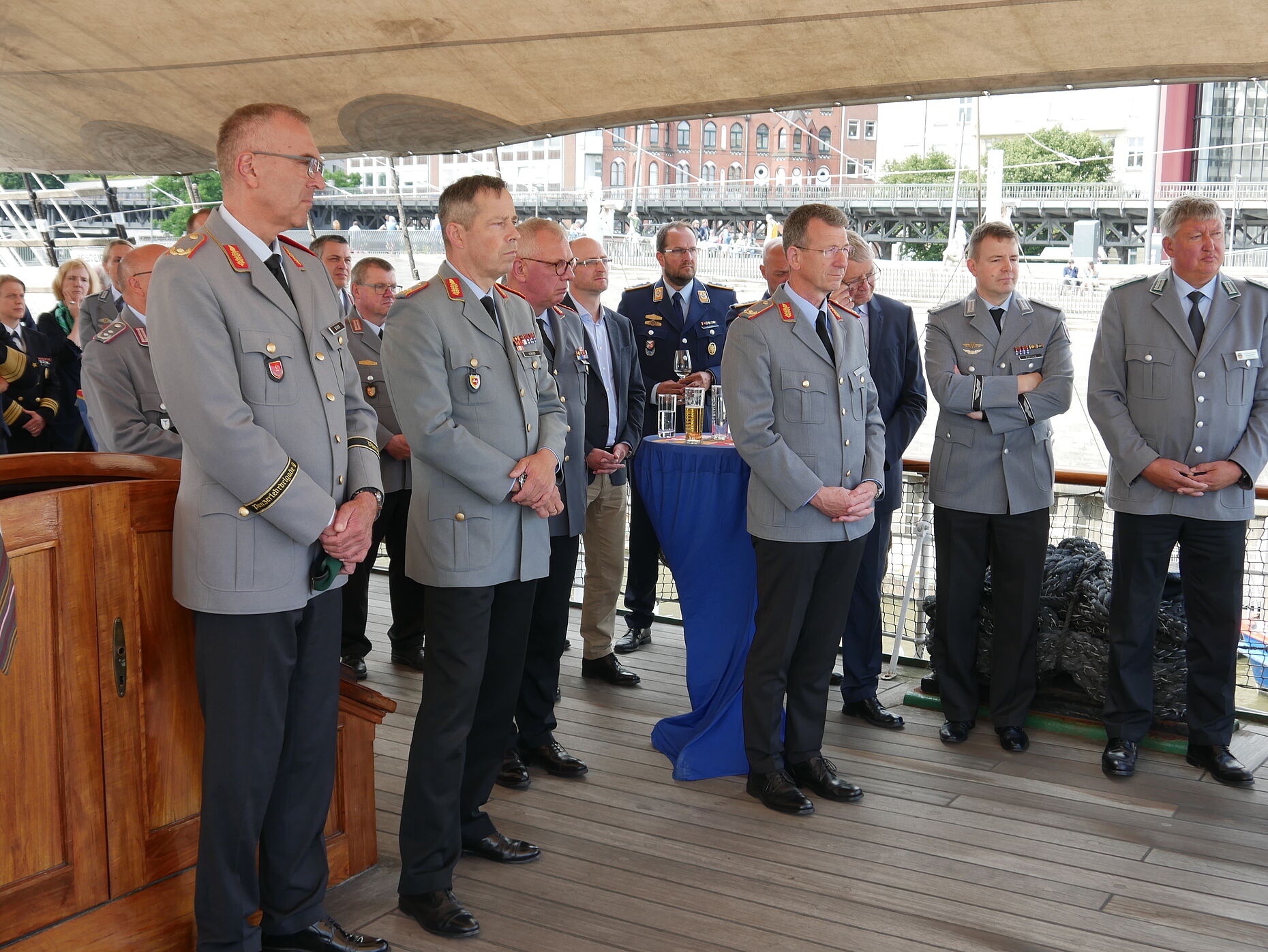 Oberst Thomas Behr (rechts) hieß rund 100 Teilnehmer willkommen. Foto: DBwV