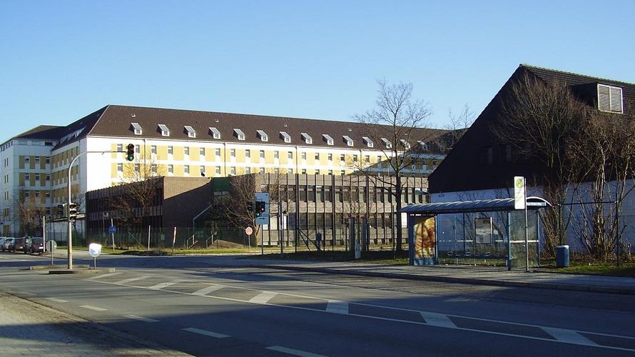 Das Institut für Pharmakologie und Toxikologie der Bundeswehr hat seinen Sitz in der Ernst-von-Bergmann-Kaserne. Foto: Von Gamsbart - Eigenes Werk, CC BY-SA 3.0, https://commons.wikimedia.org/w/index.php?curid=1961802
