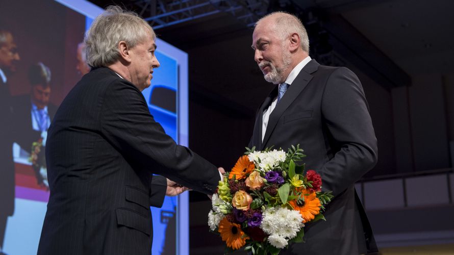 Klaus Dauderstädt (l.) gratuliert auf dem Gewerkschaftstag des Deutschen Beamtenbundes dbb in Berlin Ulrich Silberbach, seinem Nachfolger als Vorsitzender des dbb Foto: dpa