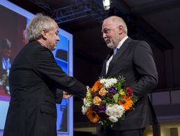 Klaus Dauderstädt (l.) gratuliert auf dem Gewerkschaftstag des Deutschen Beamtenbundes dbb in Berlin Ulrich Silberbach, seinem Nachfolger als Vorsitzender des dbb Foto: dpa
