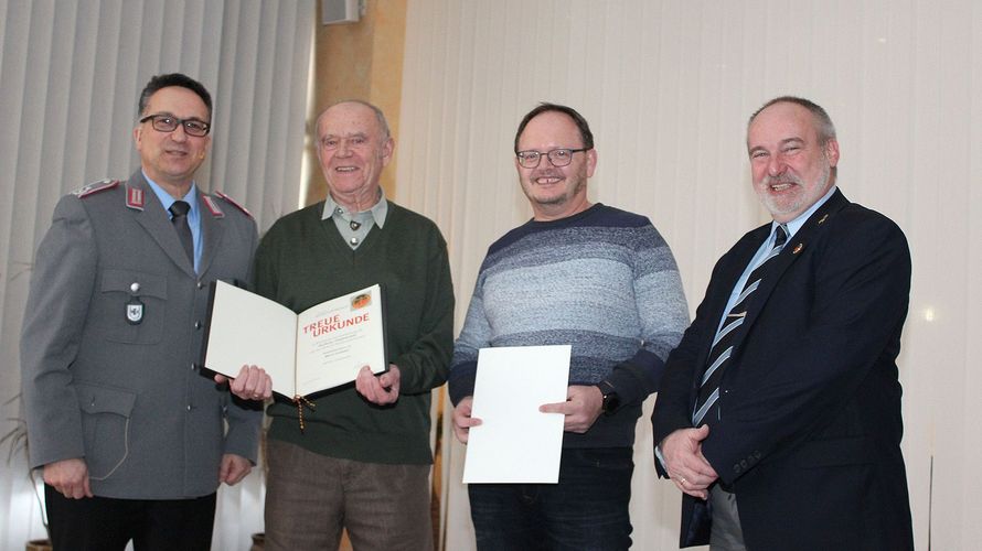 (v.l): Michael Schwab (Vorsitzender Bezirk Rheinland), die Jubilare Horst Sommer und Peter Görtz und KERH Vorsitzender Winfried Müller. Foto: KERH Ulmen-Cochem