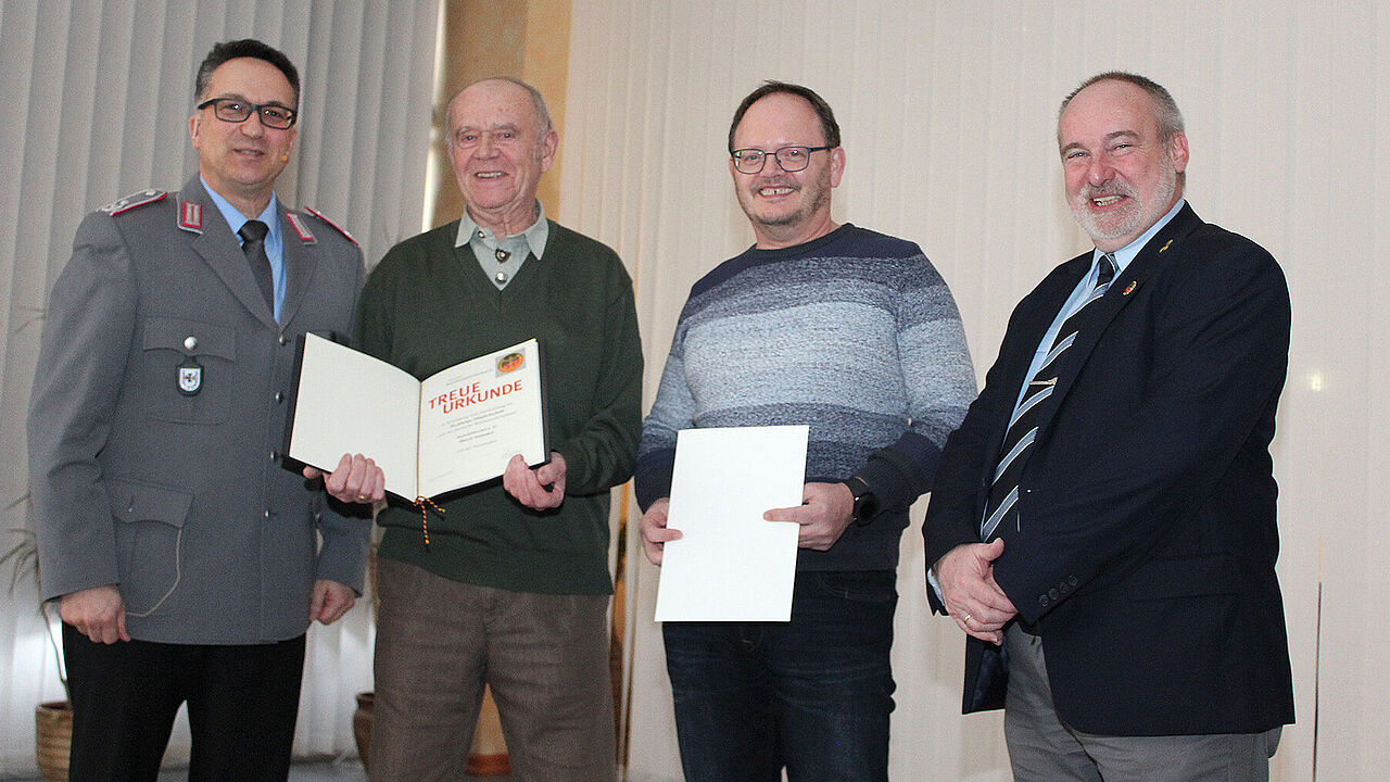 (v.l): Michael Schwab (Vorsitzender Bezirk Rheinland), die Jubilare Horst Sommer und Peter Görtz und KERH Vorsitzender Winfried Müller. Foto: KERH Ulmen-Cochem